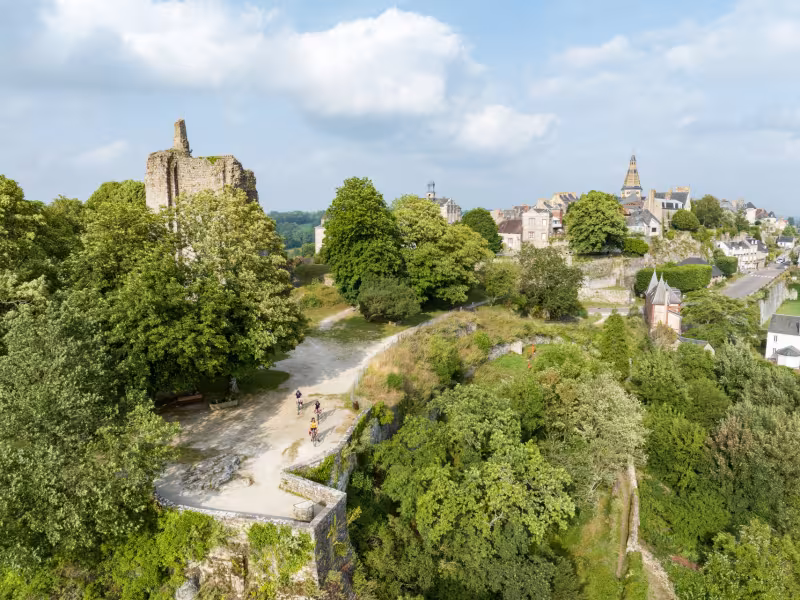 Vue aérienne de Domfront