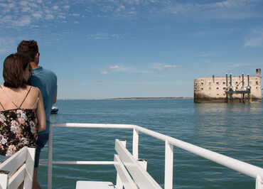 Couple sur le pont d'un navire, devant le célèbre Fort Boyard