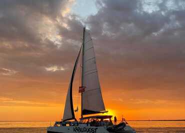 Sailing on a catamaran at sunset - Kapalouest