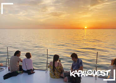 À l'heure du coucher du soleil à bord de Kapalouest