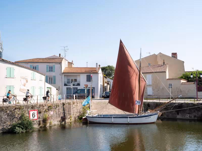 Bateau amarré à Marans