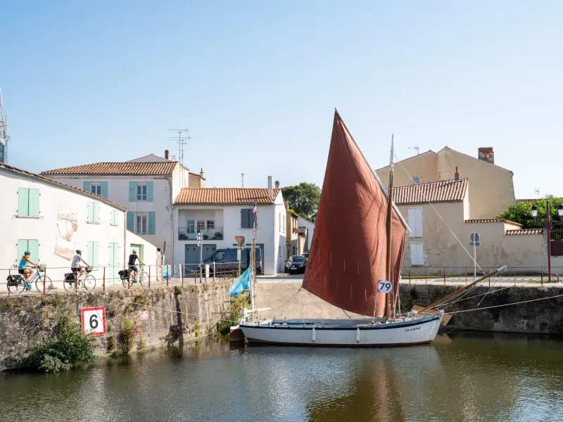Bateau amarré à Marans