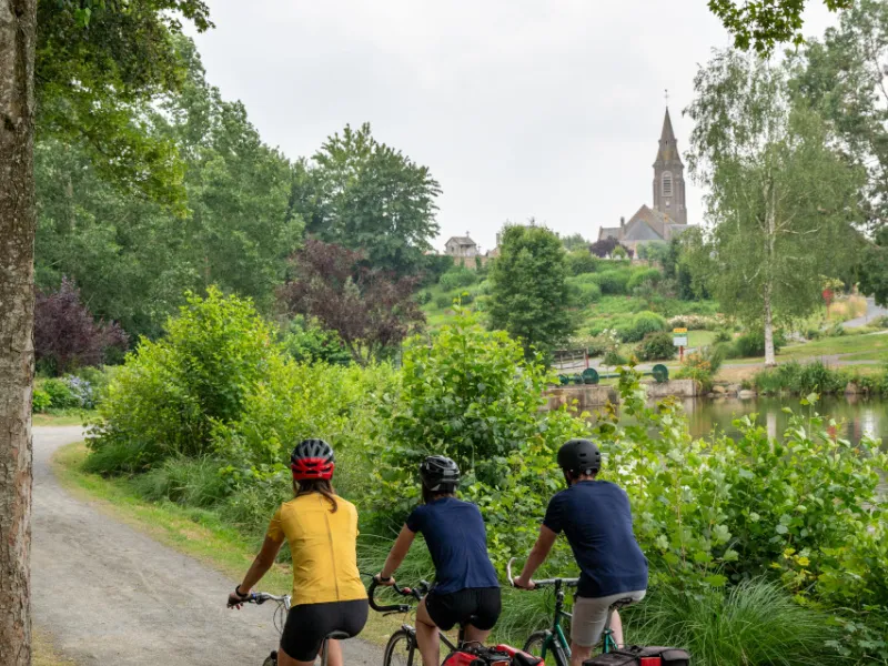 Arrivée à Saint-Fraimbault à vélo