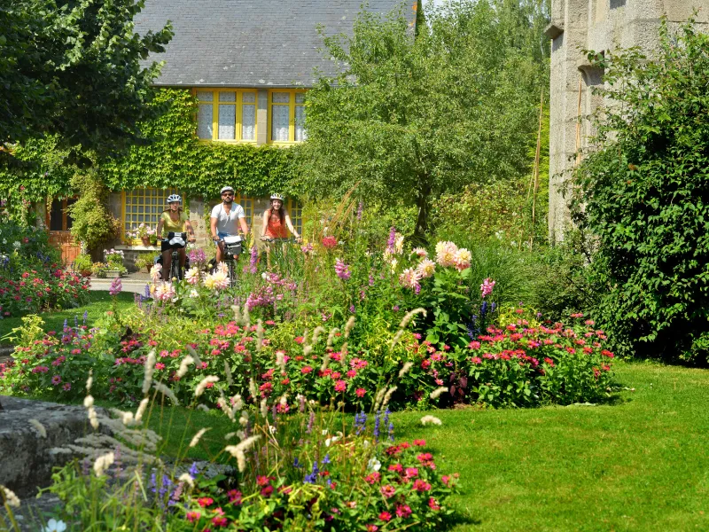 Jardins de St-Loup-du-Gast - La Vélo Francette
