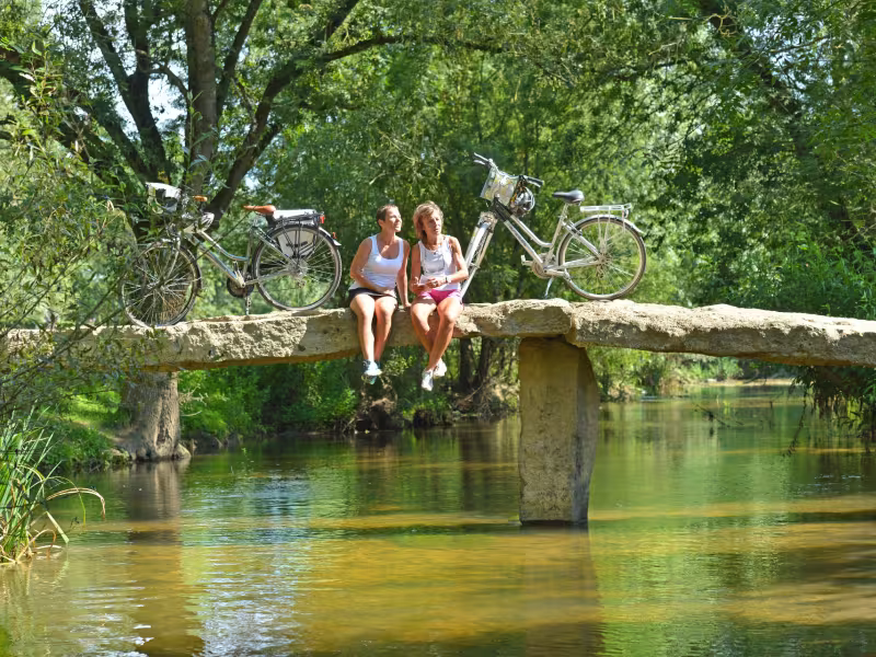 Le Thouet à vélo - pause sur un pont