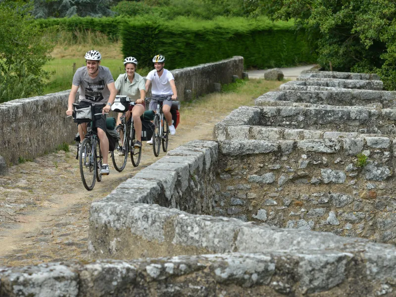 Vélo sur le Pont Roman à Gourgé