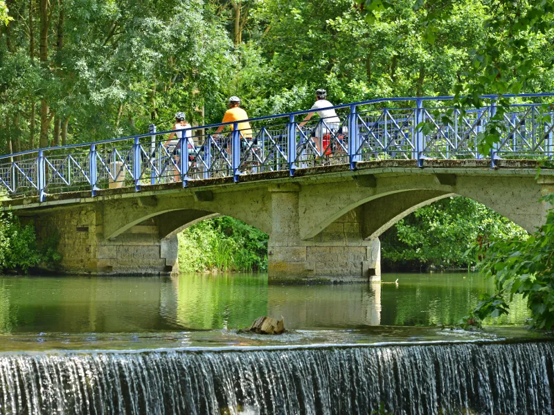 Pont au dessus de la Sèvre Niortaise à vélo