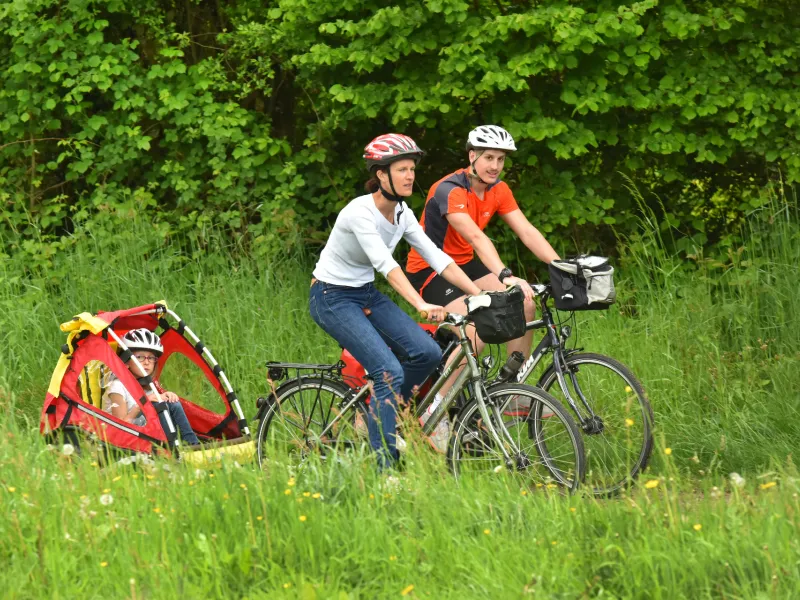 Voie Verte en famille avec une remorque sur la Vélo Francette