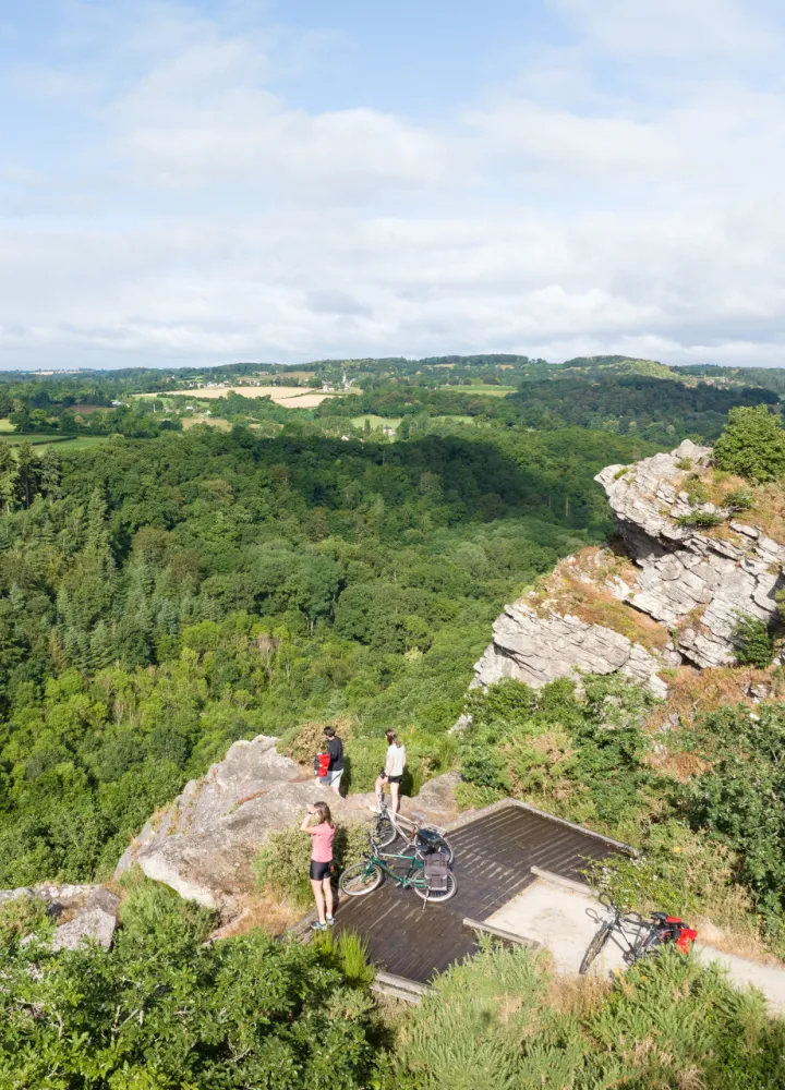 Surplomber les environs depuis la Roche d’Oëtre