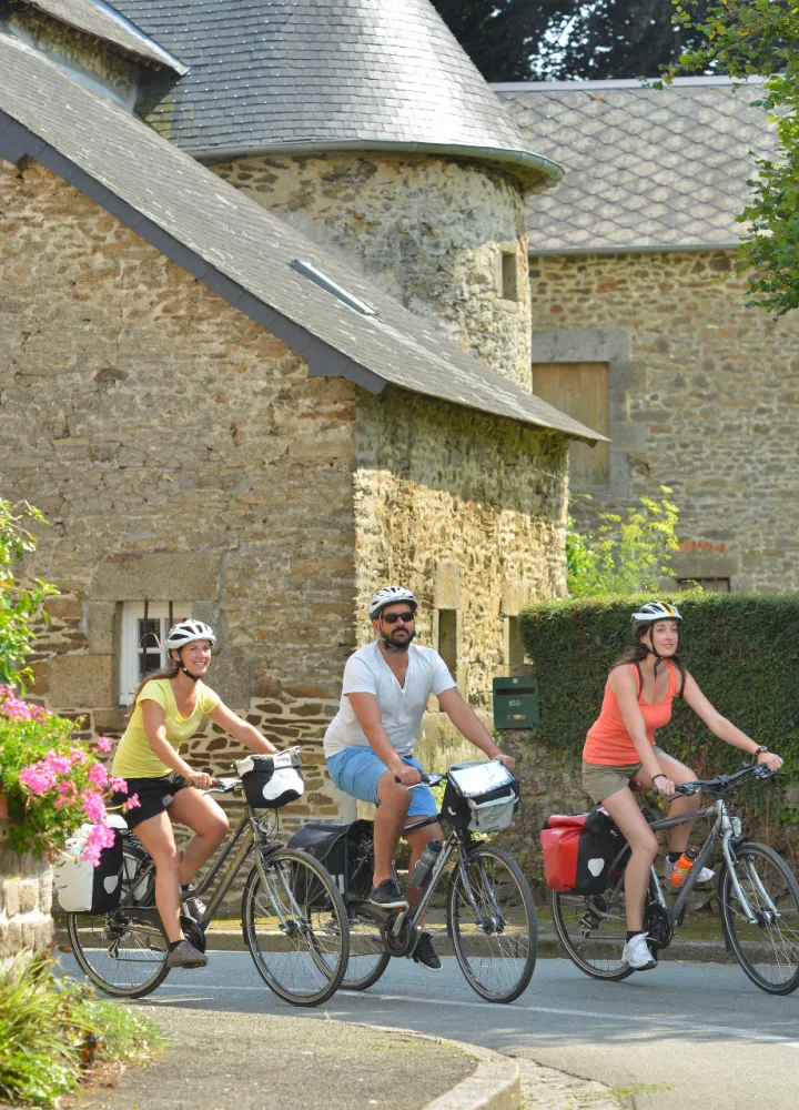 Arrivée à St-Loup-du-Gast à vélo en famille