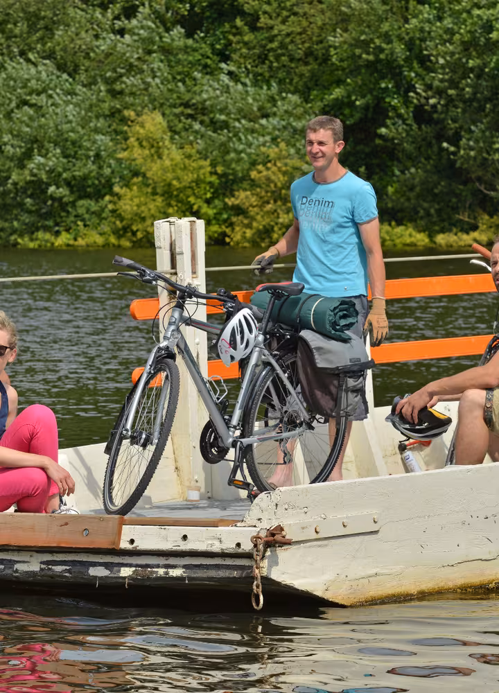 Le Bac de Menil sur la Mayenne