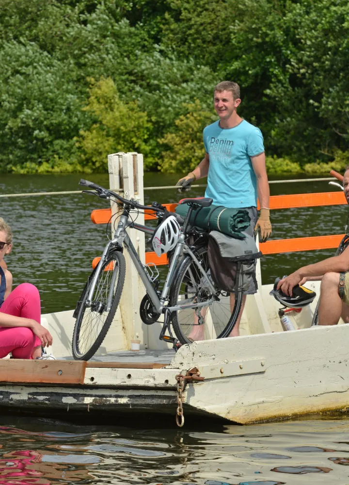Le Bac de Menil sur la Mayenne