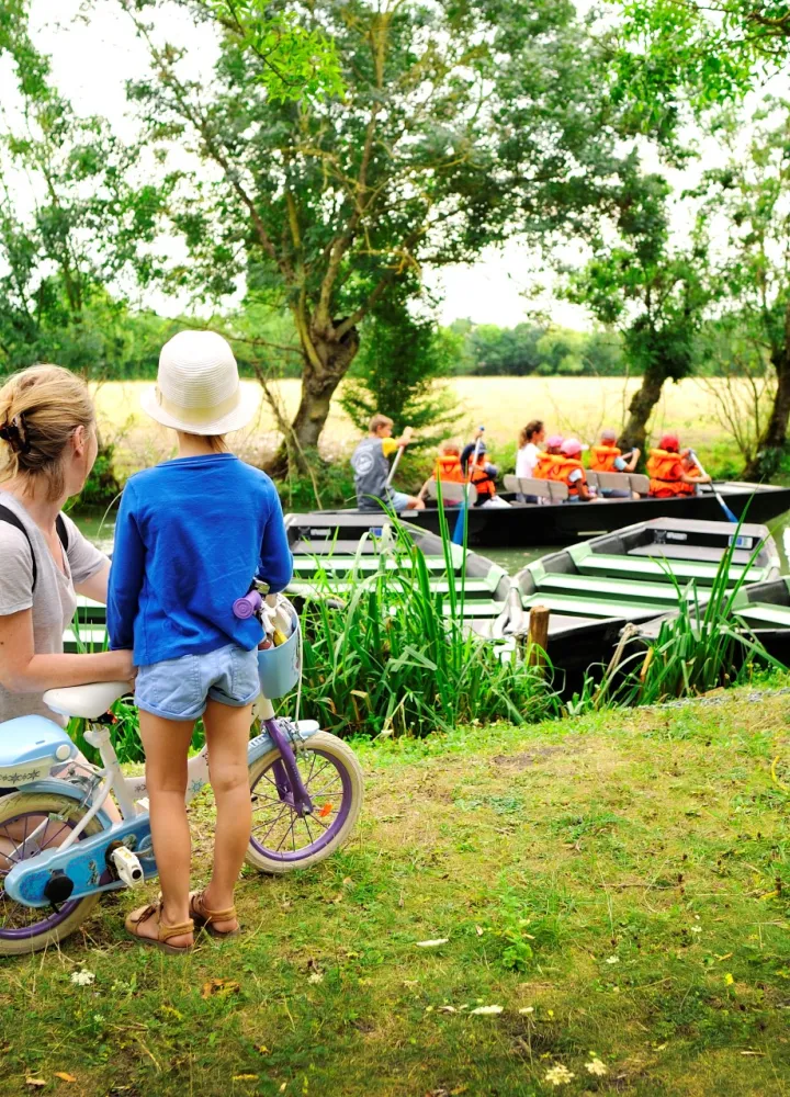 Barques sur la Sèvre à Bazoin