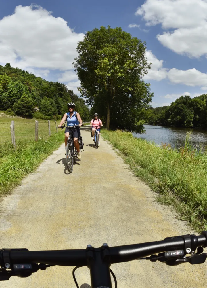 A vélo le long de la Mayenne