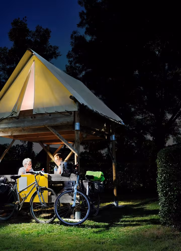 Camping dans une hutte pour cyclistes à Saint-Jean (Mayenne)