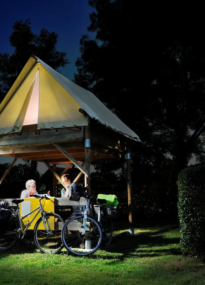 Camping dans une hutte pour cyclistes à Saint-Jean (Mayenne)