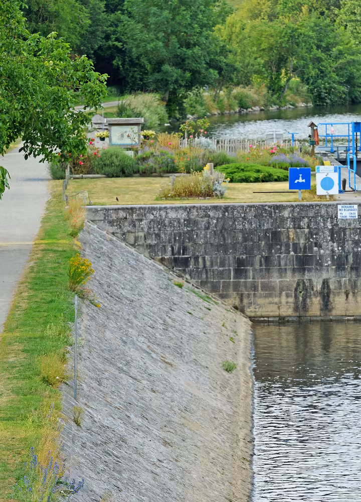 Chemin de halage de la Mayenne à vélo vers Entrammes