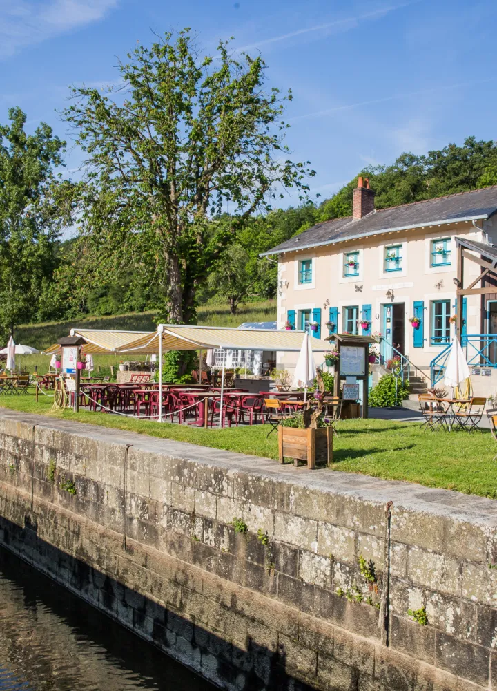 Les maisons éclusières en bord de Mayenne