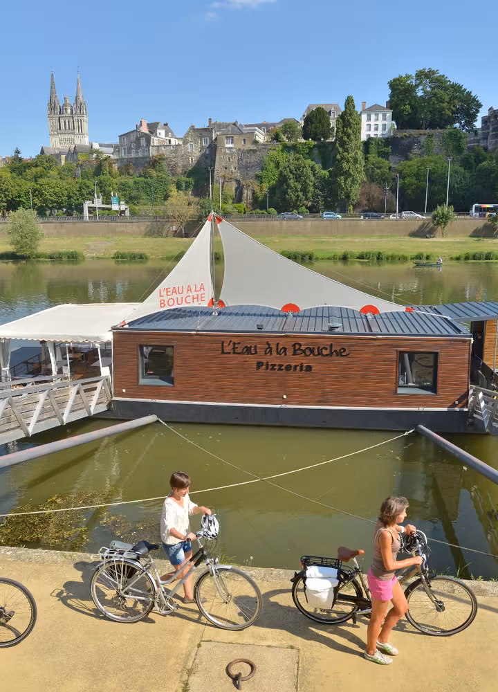 Péniche Restaurant sur la Maine près d'Angers