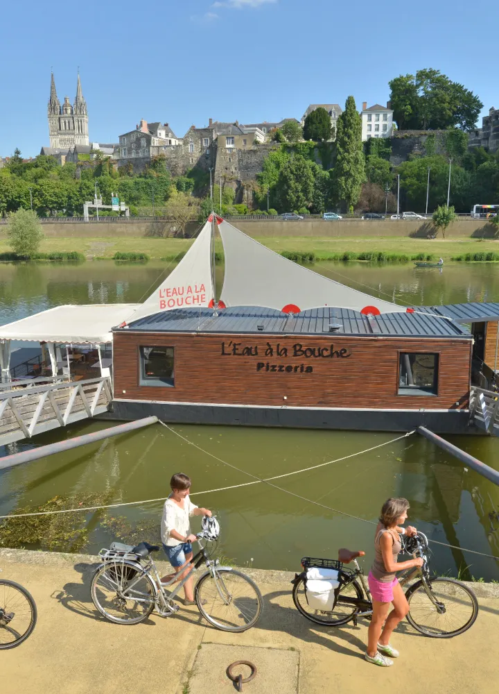 Péniche Restaurant sur la Maine près d'Angers