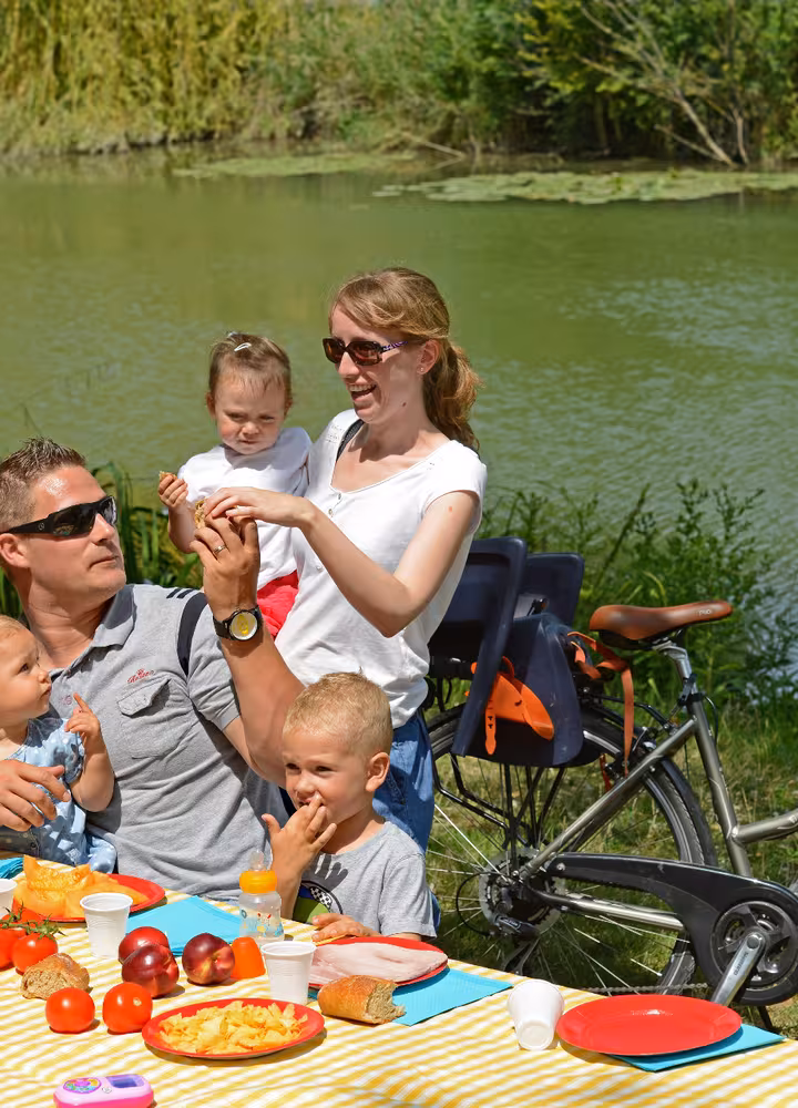 Pique-nique vélo en famille