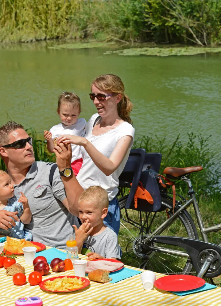 Pique-nique vélo en famille