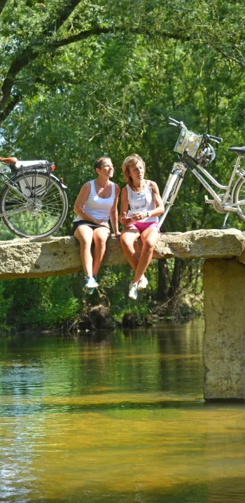 Le Thouet à vélo - pause sur un pont