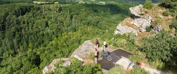 Surplomber les environs depuis la Roche d’Oëtre