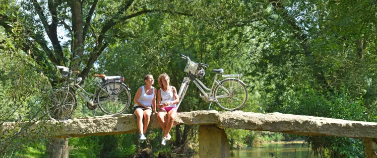 Le Thouet à vélo - pause sur un pont