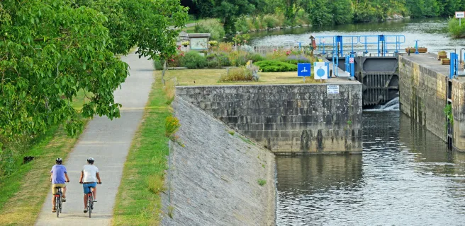 Chemin de halage de la Mayenne à vélo vers Entrammes