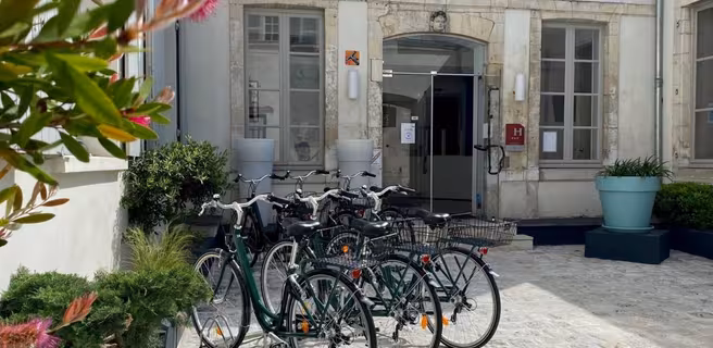 Devanture hôtel avec des vélos