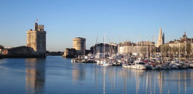 Les Tours Saint-Nicolas et la Chaine vues depuis le port.