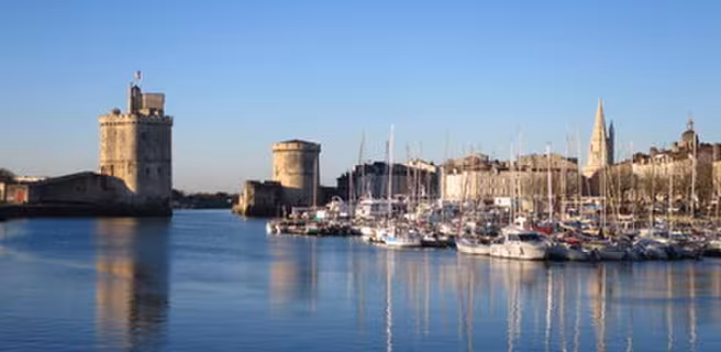 Les Tours Saint-Nicolas et la Chaine vues depuis le port.