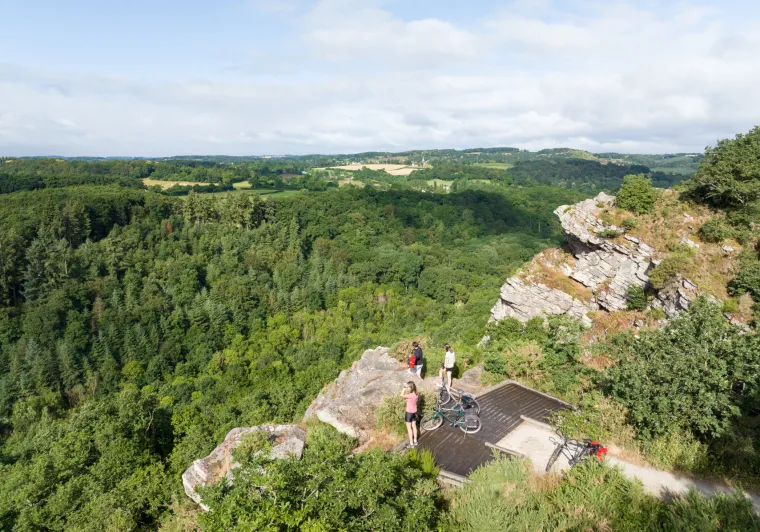 Surplomber les environs depuis la Roche d’Oëtre
