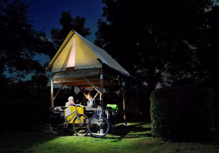 Camping dans une hutte pour cyclistes à Saint-Jean (Mayenne)