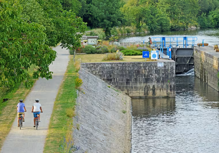 Chemin de halage de la Mayenne à vélo vers Entrammes