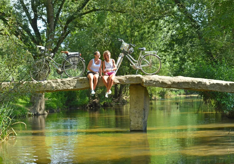 Le Thouet à vélo - pause sur un pont