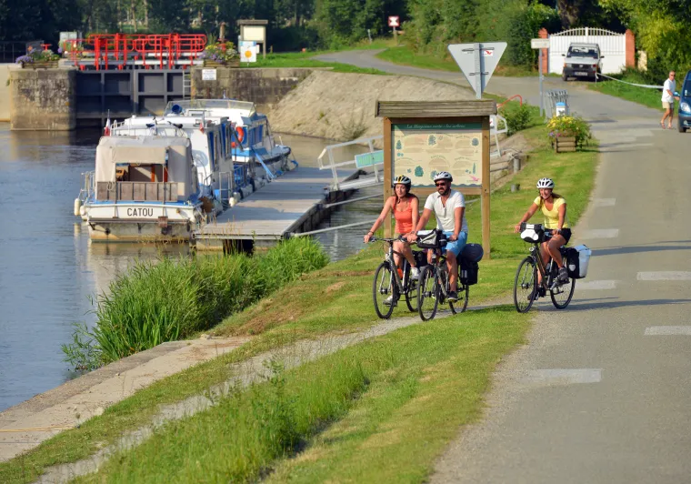 Vélo en bord de Mayenne à Montgiroux