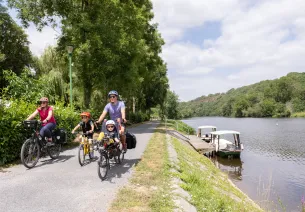 Cycliste le long de la Mayenne
