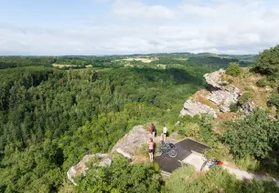 Surplomber les environs depuis la Roche d’Oëtre