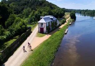 La Vélo Francette along the Mayenne near Grez-Neuville