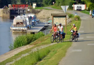 Vélo en bord de Mayenne à Montgiroux