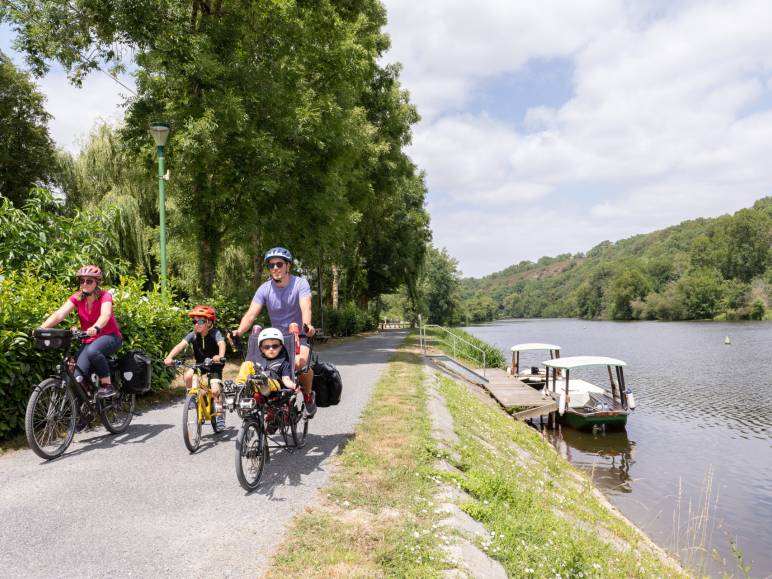 Cycliste le long de la Mayenne