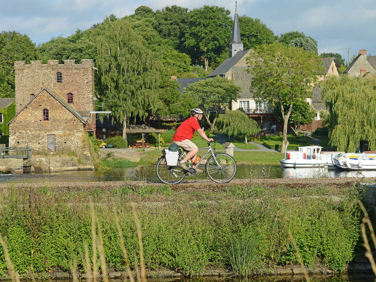 Cycliste le long de la Mayenne